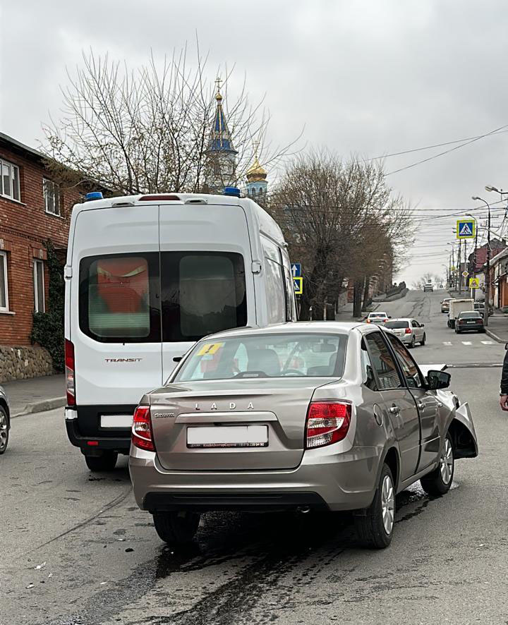 ДТП с участием кареты скорой помощи произошло во Владикавказе
