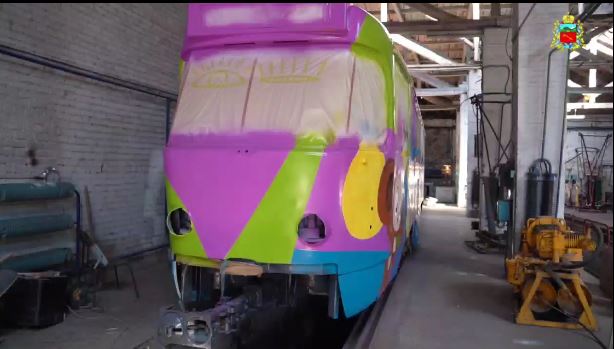 Во Владикавказе к выходу на рельсы готовят тематический детский трамвай