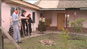 Ученики хумалагской школы помогают пожилым жителям села с работой по дому