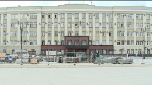 На площади Свободы начали установку сцены для большого праздничного концерта в честь открытия дома-музея Евгения Вахтангова