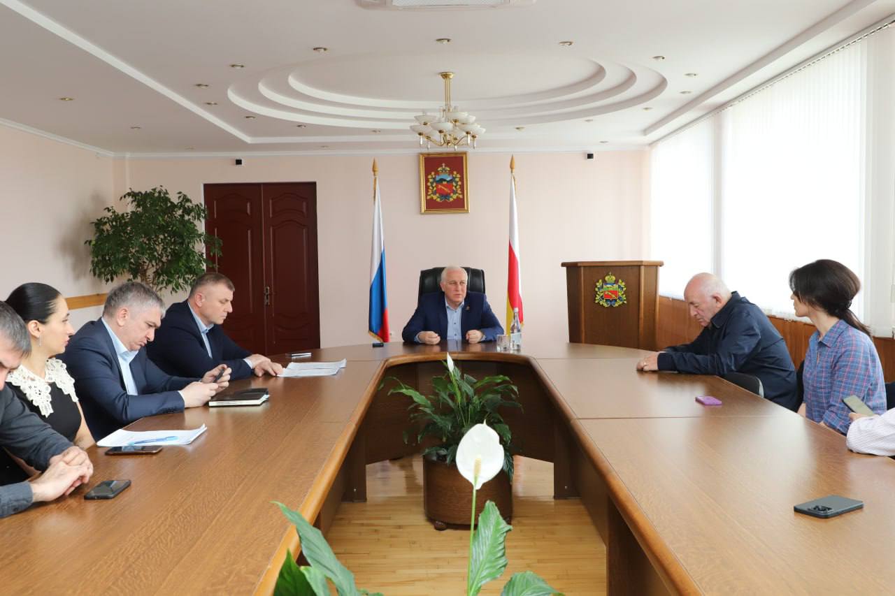 Вячеслав Мильдзихов провёл встречу с собственниками недостроенного развлекательного центра на набережной Владикавказа