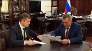 Сергей Меняйлойæн кусæг фембæлд уыди культурон хъæппæристы Президентон фонды генералон директор Роман Кармановимæ