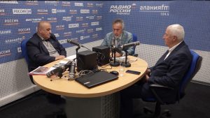 Ирон æвзаг парахат кæнын, æмæ йæ райрæзтыл кусын сæ сæйраг нысаныл бирæтæ нымайынц