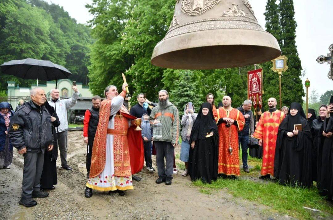 В Аланском Богоявленском женском монастыре освятили колокол строящегося собора