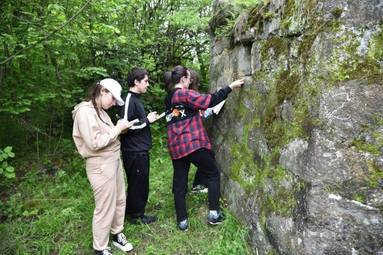 Студенты СОГУ проводят работу по сбору данных об исторических памятниках республики