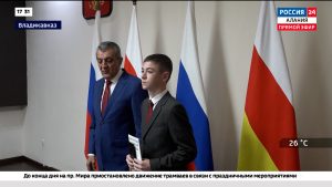 В День России глава республики по традиции вручил паспорта школьникам, достигшим 14-летнего возраста