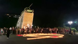 Во Владикавказе на площади Победы свечами выложили очертания легендарного Т-34