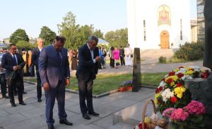 Делегация Северной Осетии почтила память жертв бесланской трагедии у памятника в Санкт-Петербурге
