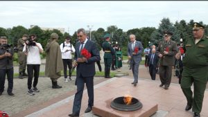 Сергей Меняйло возложил цветы на Мемориале Славы в память о героях Великой Отечественной войны