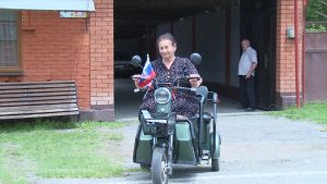Уарзета спешит на помощь: соцработник в селе Комсомольском объезжает своих подопечных на трицикле