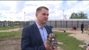 Депутат Госдумы от фракции ЛДПР Ярослав Нилов посетил приют для животных в Нарьян-Маре