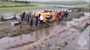 Пассажирскую маршрутку снесло с дороги потоком воды между селами Батако и Зильги, один человек погиб