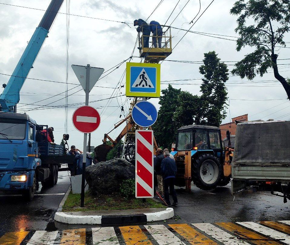 Во Владикавказе во время непогоды повалило 19 деревьев