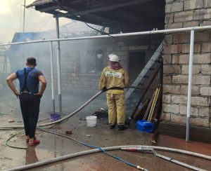 В Эльхотово тушат пожар в частном доме, огонь перекинулся на соседнее строение