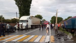 В Кировском районе огнеборцы ликвидируют последствия смертельного ДТП