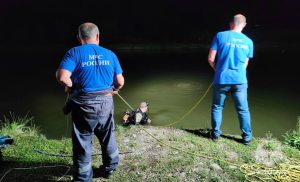 Спасатели ищут 14-летнего подростка, который нырнул в озеро, расположенное на территории ресторана «Фермер»