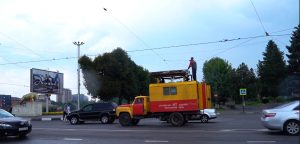 Большегруз оборвал трамвайный контактный провод на площади Штыба