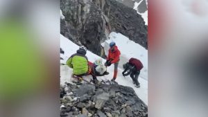 Спасатели транспортируют пострадавших альпинистов с перевала в Алагирском районе