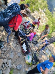 Участники Всероссийских сборов по альпинистской подготовке спасателей МЧС провели реальную спасательную операцию в Цее