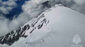 Потерявшийся на горе Казбек альпинист вышел на связь – МЧС