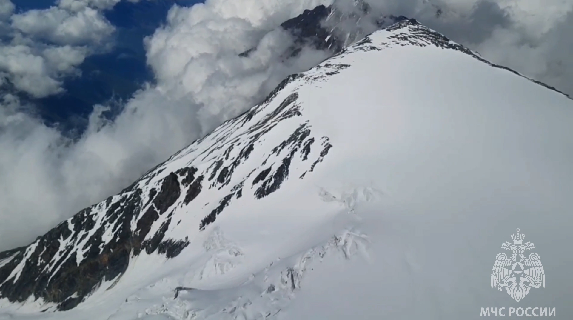 Поиски пропавшего на Казбеке альпиниста на вертолете продолжат завтра, пешая группа спасателей продолжает подъем – МЧС