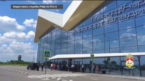 Полицейские Северной Осетии провели предупредительно-профилактические мероприятия на привокзальной площади аэропорта «Владикавказ»