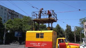 Во Владикавказе продолжается замена ветхого трамвайного контактного провода