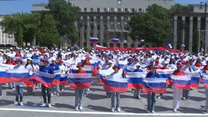 Во Владикавказе прошел самый массовый в республике флешмоб, посвященный Дню государственного флага Российской Федерации
