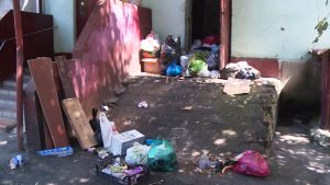 Жители нескольких домов на проспекте Коста жалуются на то, что соседи из пятиэтажек, которые располагаются рядом, пользуются их мусорными отсеками