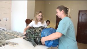 «Шьем и вяжем для наших. С любовью из Осетии»: волонтеры продолжают активно помогать бойцам на передовой СВО
