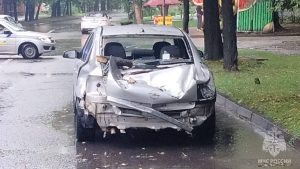 Североосетинские огнеборцы оказали помощь мужчине, который получил травму из-за падения на его машину дерева