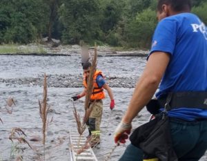 Сотрудники МЧС спасли двух женщин, которых унесло течением Гизельдона