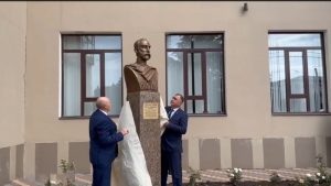 Хуссар Ирыстоны паддзахадон университеты бæстыхаймæ бацæуæны раз æвæрд æрцыд поэт, рухстауæг, ирон литературæйы бындурæвæрæг Хетæгкаты Къостайы бюст