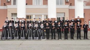 Камерный хор «Алания» присоединился к акции «Одна страна, одна семья, одна Россия!», а в 5-й гимназии подготовили праздничный концерт