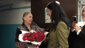 Элла Алибекова поздравила с Днем работника дошкольного образования ветерана труда Заиру Рамонову