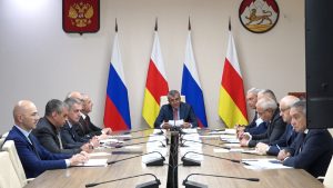 Сергей Меняйло бахæс кодта, социалон куыстуæттæм хъарм рагагъоммæ радтын, цалынмæ официалон æгъдауæй хъармгæнæн сезон нæ райдыдта, уæдмæ