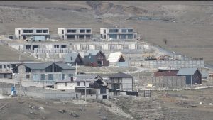 Уæллаг Фыййагдоны ахуыр сты, поселочы бирæ арæзтæдтæ кæй цæуы, ууыл