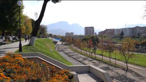 Федералон æмæ муниципалон программæ æххæст кæнгæйæ, ныртæккæ куыстытæ цæуынц Дзæуджыхъæуы 19 æхсæнадон зонæйы