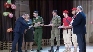 12 скъолайы æмæ 71 ахуыргæнæджы майдантæй хорзæхгонд æрцыдысты рæзгæ фæлтæры патриотон хъомыладмæ стыр æвæрæн бахæссыны тыххæй