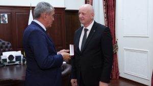 Сергей Меняйло наградил медалью «Во Славу Осетии» Казбека Еналдиева