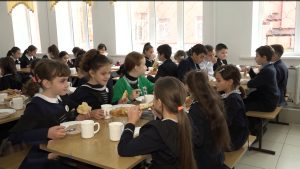 Активисты Народного фронта проверили качество школьного питания