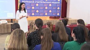 «Диалог на равных»: министр Элла Алибекова встретилась с молодыми учителями республики