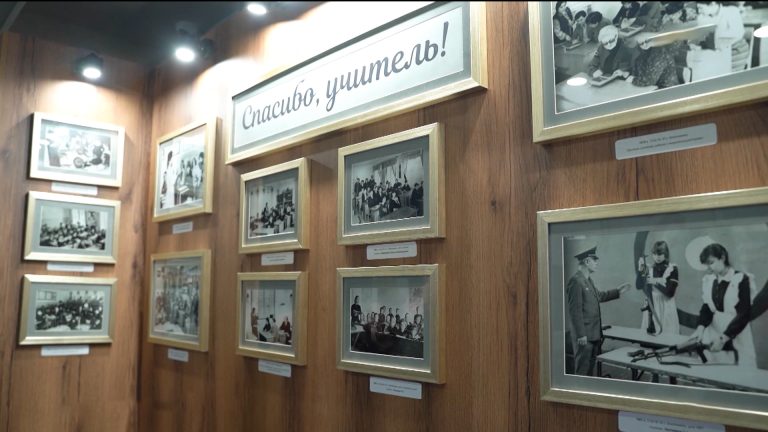 В администрации Владикавказа открылась фотовыставка «Спасибо, учитель!»