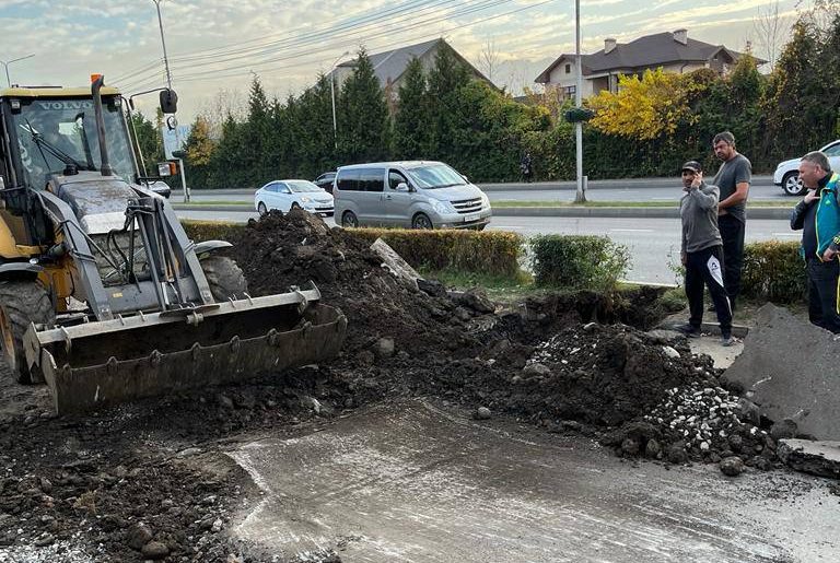 На улицах Бритаева и Тургеневская во Владикавказе обновляют аварийные водопроводные трубы