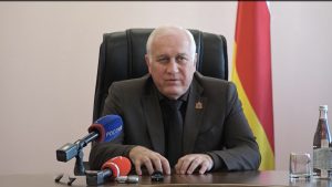 Дзæуджыхъæу цы 28 автобусы райста, уыдонæй линимæ рацыдысты æрмæстдæр 13, йæ аххосаг – кусджытæ кæй нæ фаг кæны, уый