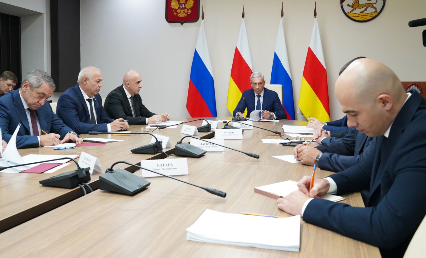 Борис Джанаев провел совещание с членами кабмина республики