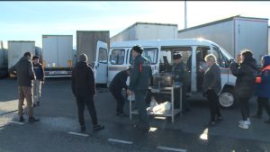 В Северной Осетии организовано горячее питание для водителей большегрузов, ожидающих возобновления движения по Военно-Грузинской дороге