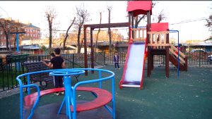 Во Владикавказе продолжают устанавливать новые спортивные и детские игровые площадки