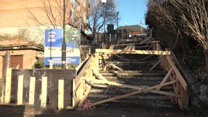 В створе улиц Штыба и Рождественской во Владикавказе начали ремонтировать лестницу