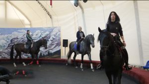 Школьникам Владикавказа провели экскурсию в конном театре «Нарты»